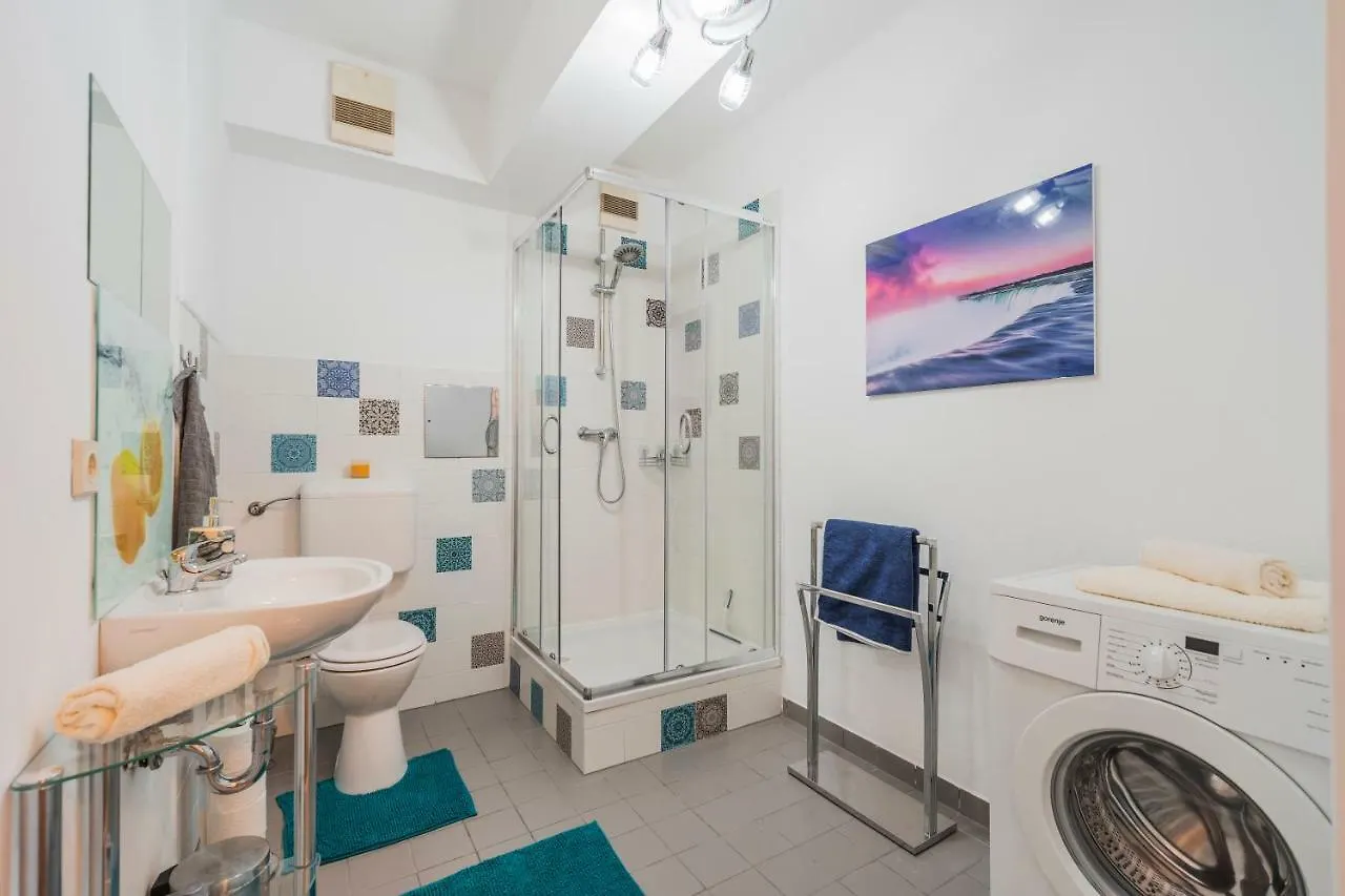 10 Min. Downtown - Metro 100M - Parking Apartment Vienna 0*,  Austria